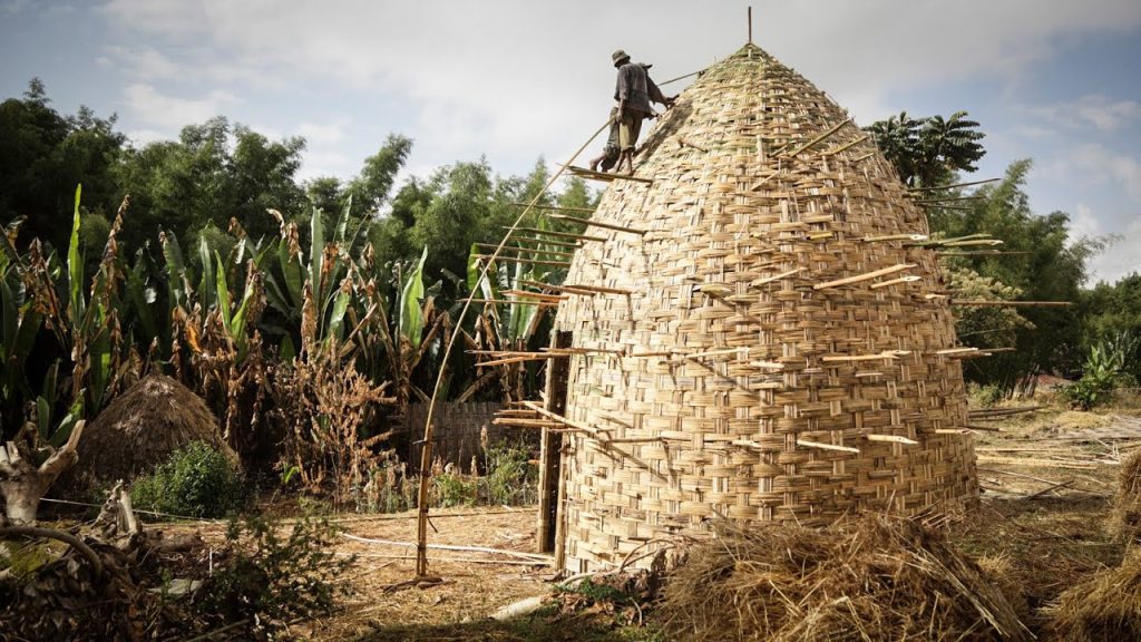 Cabana tradicional do povo Dorze feita com bambu trançado, Etiópia. © Nomad Architecture