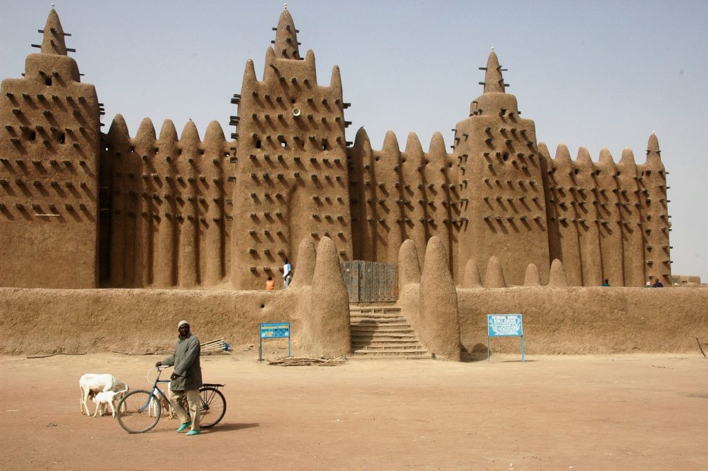 Figura 1.2 - Grande Mesquita de Djenné, o maior edifício do mundo em adobe, Mali. © Ruud Zwart