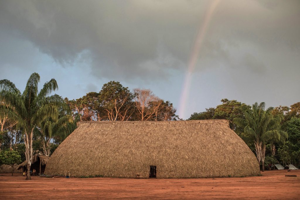 Oca Xingu feita a partir de taquaras e troncos de árvore, Brasil. © Carol Quintanilha
